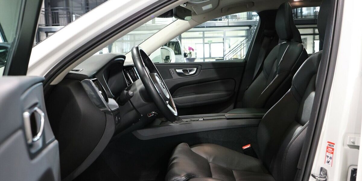 Volvo XC60 D4 MOMENTUM PRO / PANORAMA, MATRIX-LED 130.000 km 26.555 &euro; Hamm 59077