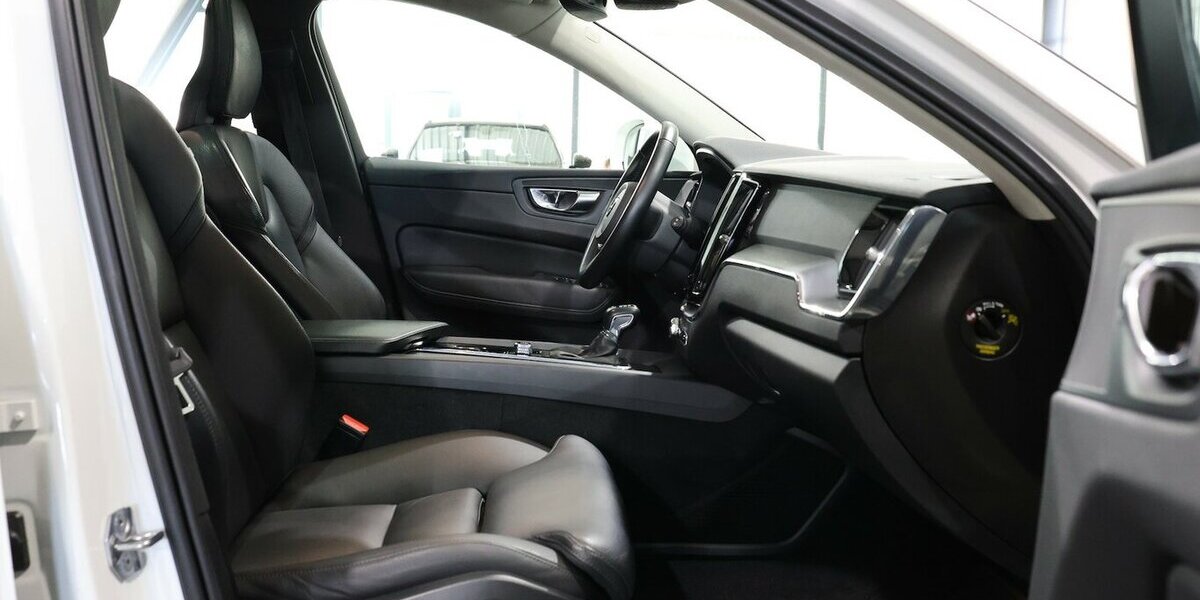 Volvo XC60 D4 MOMENTUM PRO / PANORAMA, MATRIX-LED 130.000 km 26.555 &euro; Hamm 59077