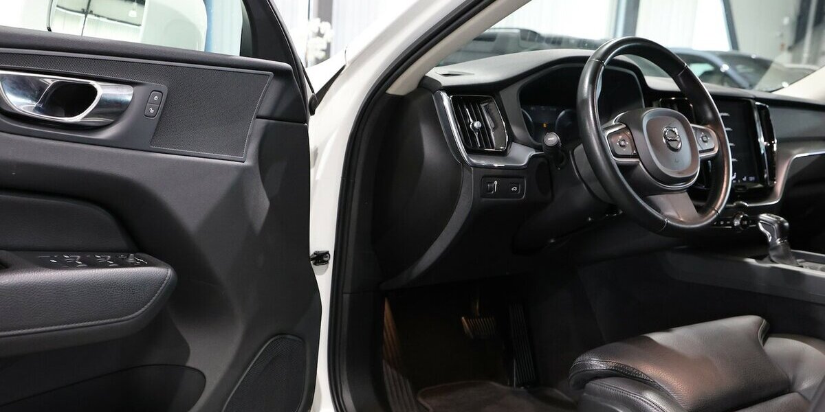 Volvo XC60 D4 MOMENTUM PRO / PANORAMA, MATRIX-LED 130.000 km 26.555 &euro; Hamm 59077