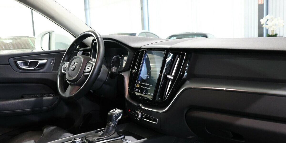 Volvo XC60 D4 MOMENTUM PRO / PANORAMA, MATRIX-LED 130.000 km 26.555 &euro; Hamm 59077