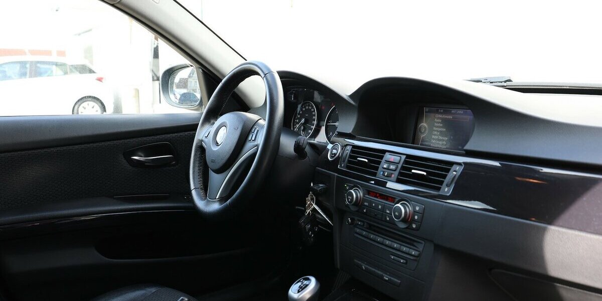 BMW 318d Touring EDITION-LIFESTYLE / PANORAMA 229.000 km 3.802 &euro; Hamm 59077