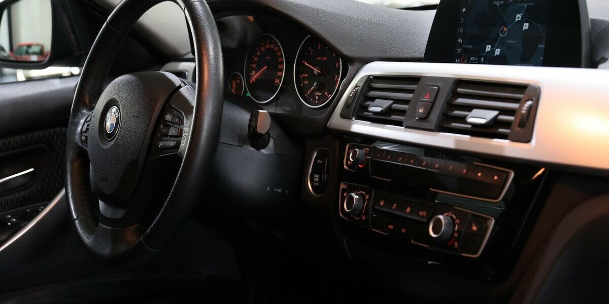 BMW 318i Touring Advantage BUSINESS / LED / NAVI+ 108.000 km 15.600 &euro; Hamm 59077
