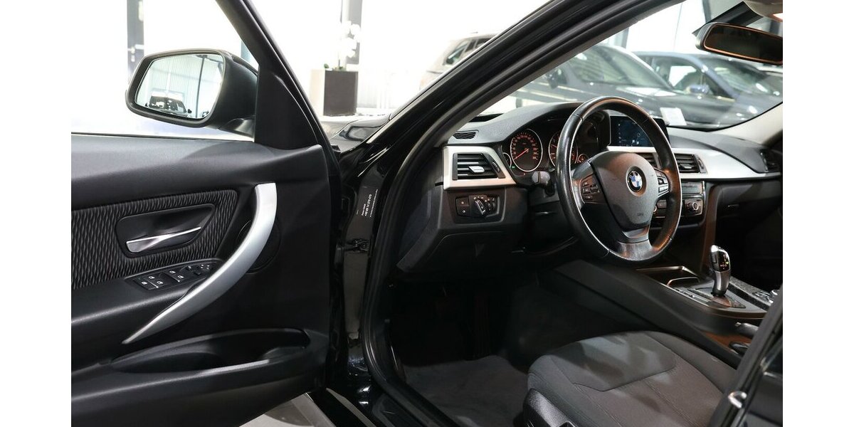 BMW 318i Touring Advantage BUSINESS / LED / NAVI+ 108.000 km 15.600 &euro; Hamm 59077