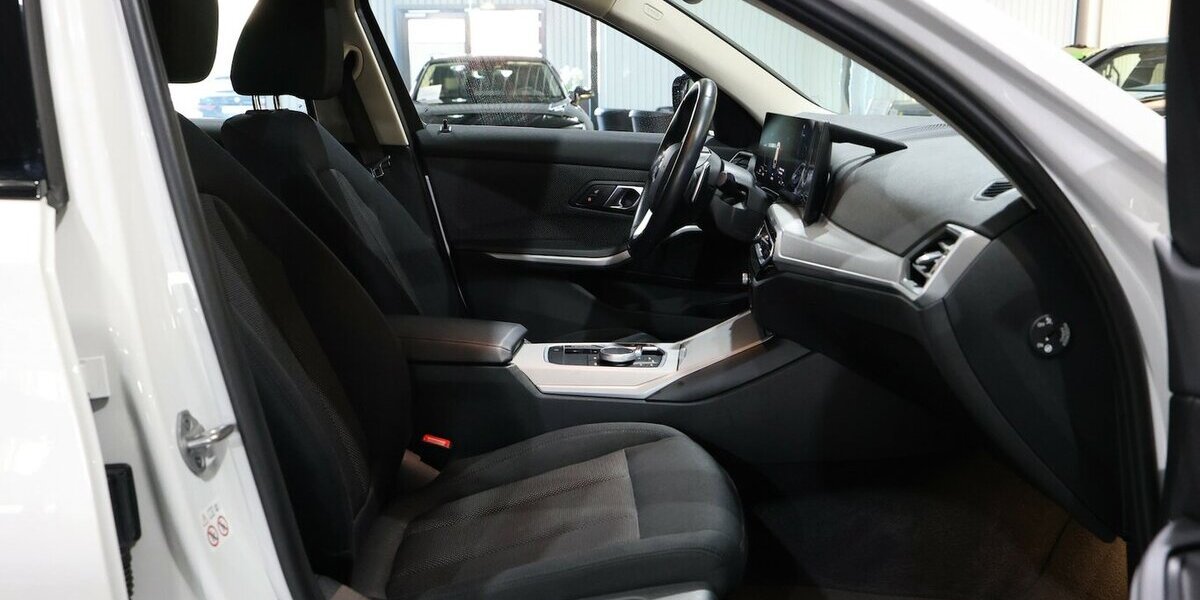 BMW 318d Touring SPORT SHADOW CURVED+NAV+KAMERA,LED 105.000 km 22.555 &euro; Hamm 59077