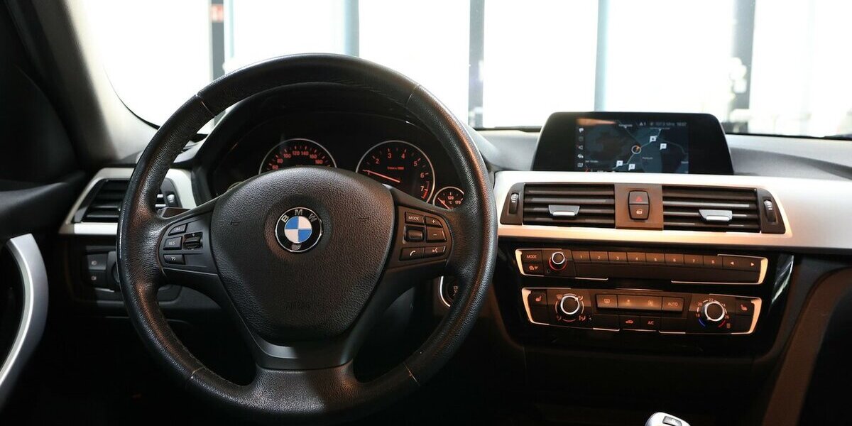 BMW 318i Touring Advantage BUSINESS / LED / NAVI+ 108.000 km 15.600 &euro; Hamm 59077