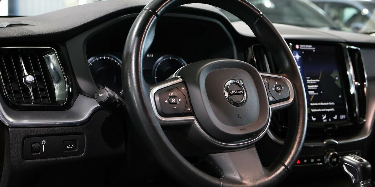Volvo XC60 D4 MOMENTUM PRO / PANORAMA, MATRIX-LED 130.000 km 26.555 &euro; Hamm 59077