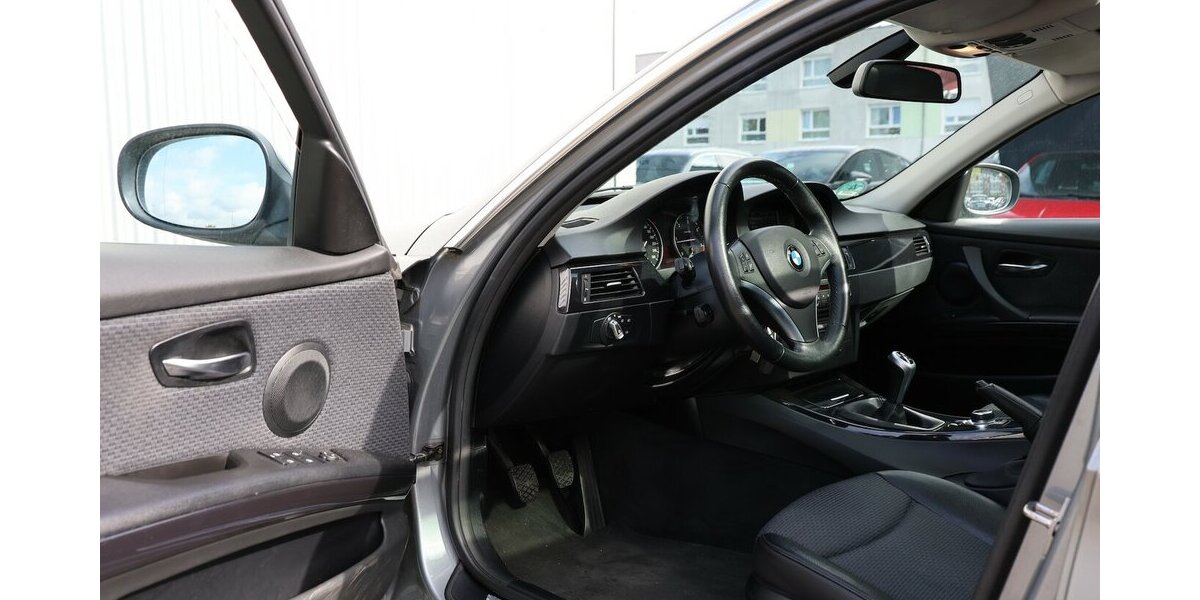 BMW 318d Touring EDITION-LIFESTYLE / PANORAMA 229.000 km 3.802 &euro; Hamm 59077
