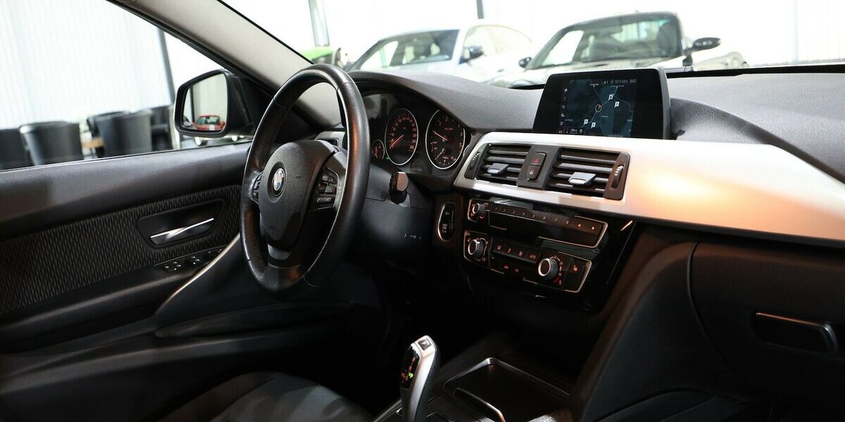 BMW 318i Touring Advantage BUSINESS / LED / NAVI+ 108.000 km 15.600 &euro; Hamm 59077