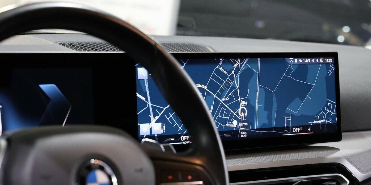 BMW 318d Touring SPORT SHADOW CURVED+NAV+KAMERA,LED 105.000 km 22.555 &euro; Hamm 59077
