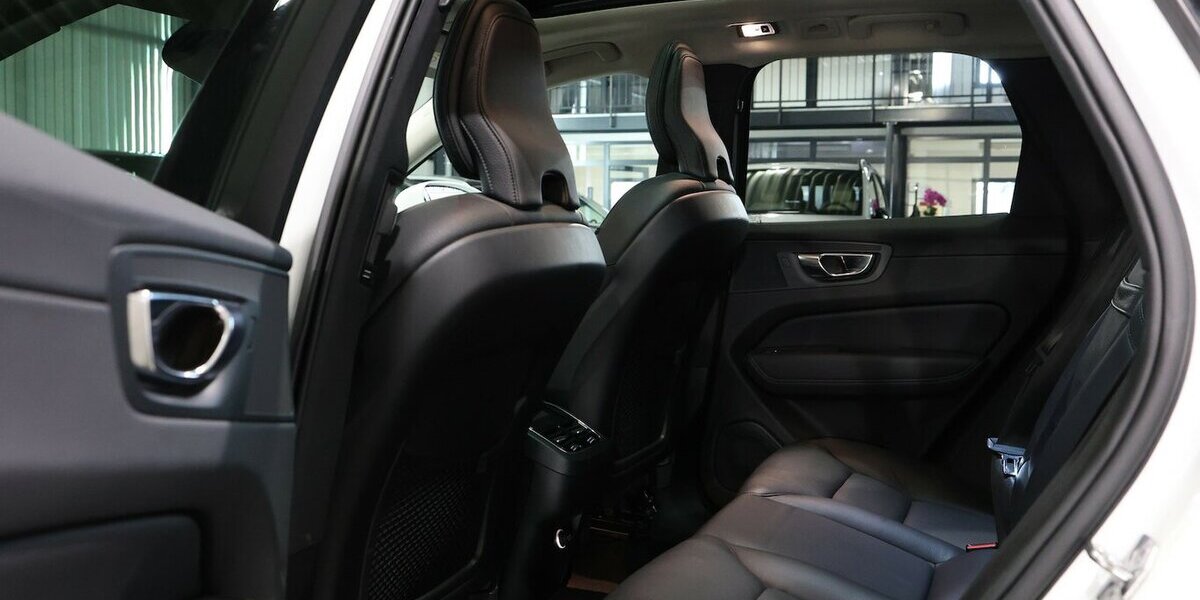 Volvo XC60 D4 MOMENTUM PRO / PANORAMA, MATRIX-LED 130.000 km 26.555 &euro; Hamm 59077