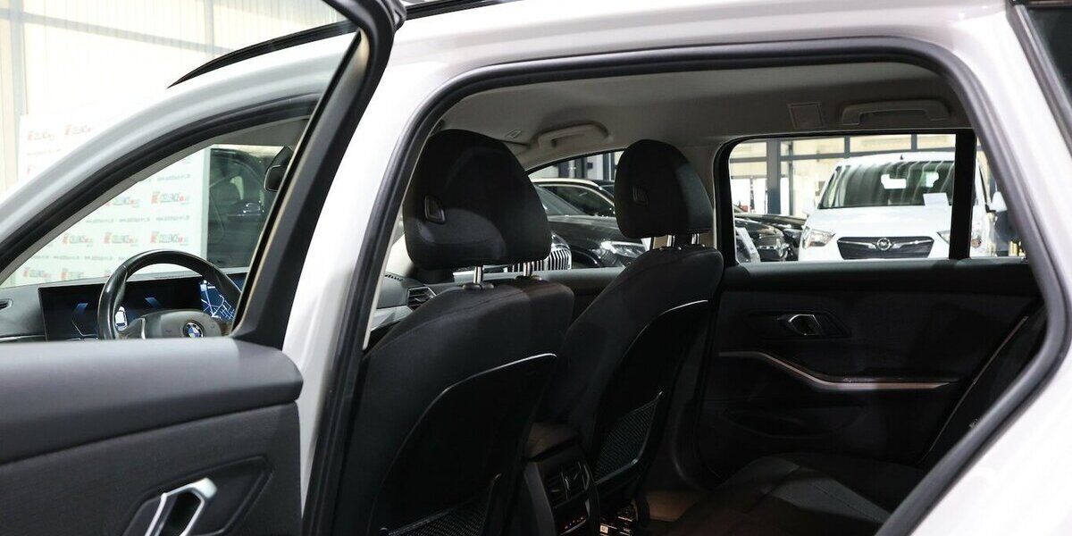 BMW 318d Touring SPORT SHADOW CURVED+NAV+KAMERA,LED 105.000 km 22.555 &euro; Hamm 59077