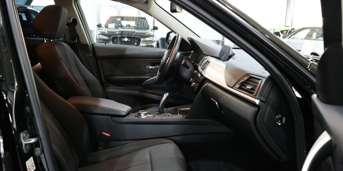 BMW 318i Touring Advantage BUSINESS / LED / NAVI+ 108.000 km 15.600 &euro; Hamm 59077